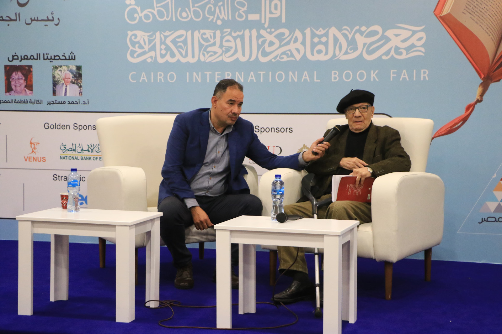 في معرض القاهرة الدولي للكتاب.. الشاعر أحمد عبد المعطي حجازي يناشد بعودة مهرجان القاهرة الدولي للشعر